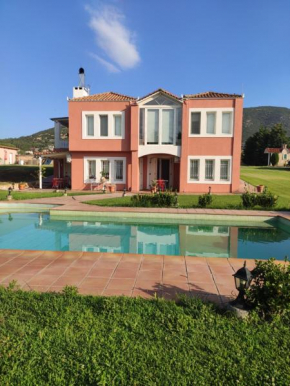 Villa AVRA